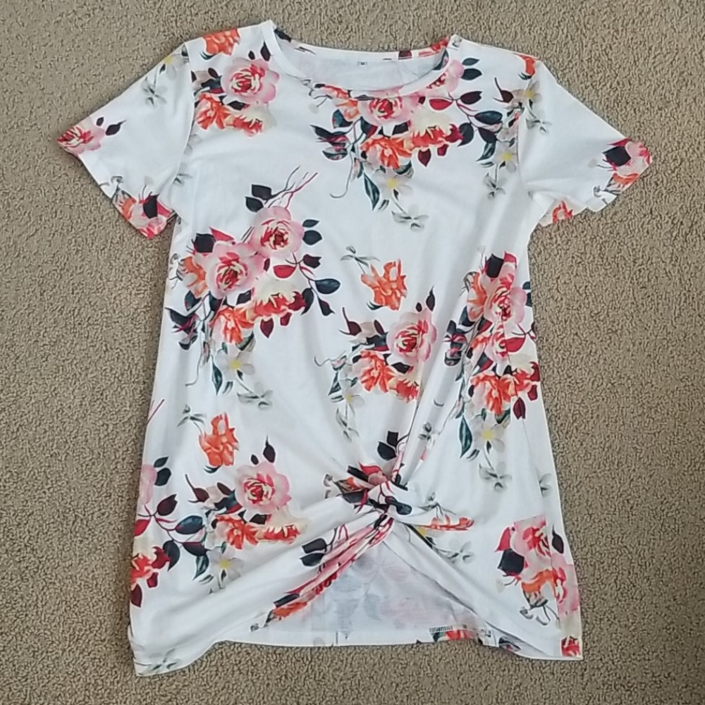 3/$20 🎉 Floral tshirt with twist knot